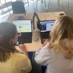 2 studerende i gang med at redigere deres video